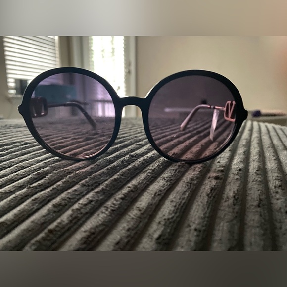 Sunglasses - Picture 3 of 6